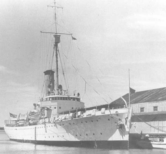 A black-and-white photograph of the United States Coast Guard cutter Itasca, a single-funnelled 1930s ship, underway at sea.