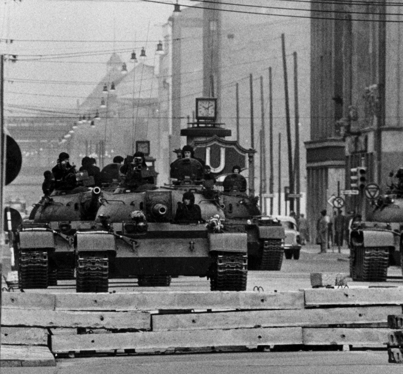 Checkpoint Charlie in 1961, the Allied crossing point between East and West Berlin, with a sign and barriers.