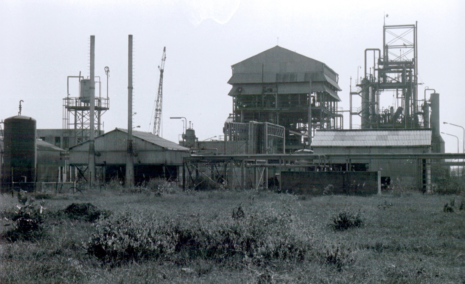 The Union Carbide pesticide factory in Bhopal, India, photographed in 1985 — a complex of industrial tanks, pipework, and supporting structures.