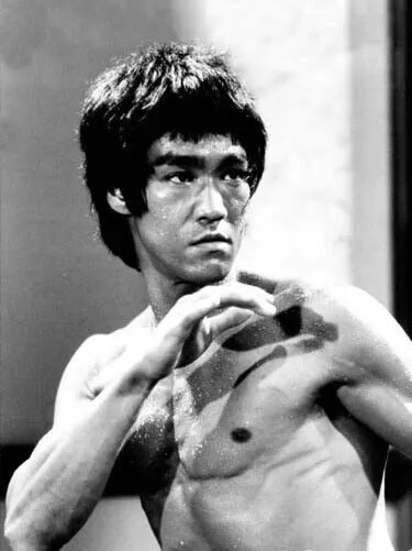 Bruce Lee in a fighting stance in the 1973 film Enter the Dragon.