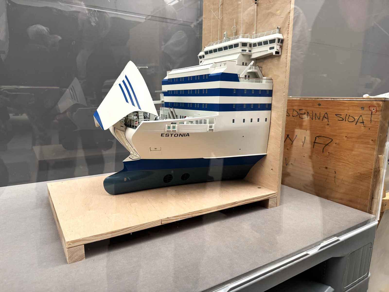 A detailed scale model of the bow of MS Estonia with the bow visor structure, showing how the clamshell visor and the ramp behind it were arranged at the front of the ship.