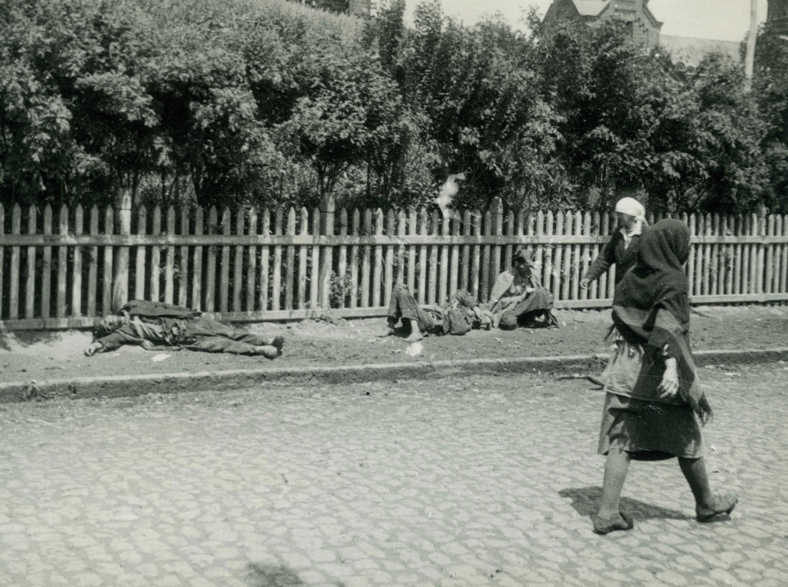 A 1933 black-and-white photograph by Alexander Wienerberger taken in Kharkiv, Ukraine — the image shows a building exterior or street scene from the famine period, in archival documentary style.