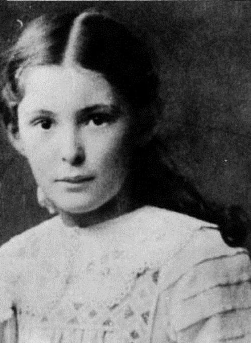 A portrait photograph of Maria Reiche as a young woman.