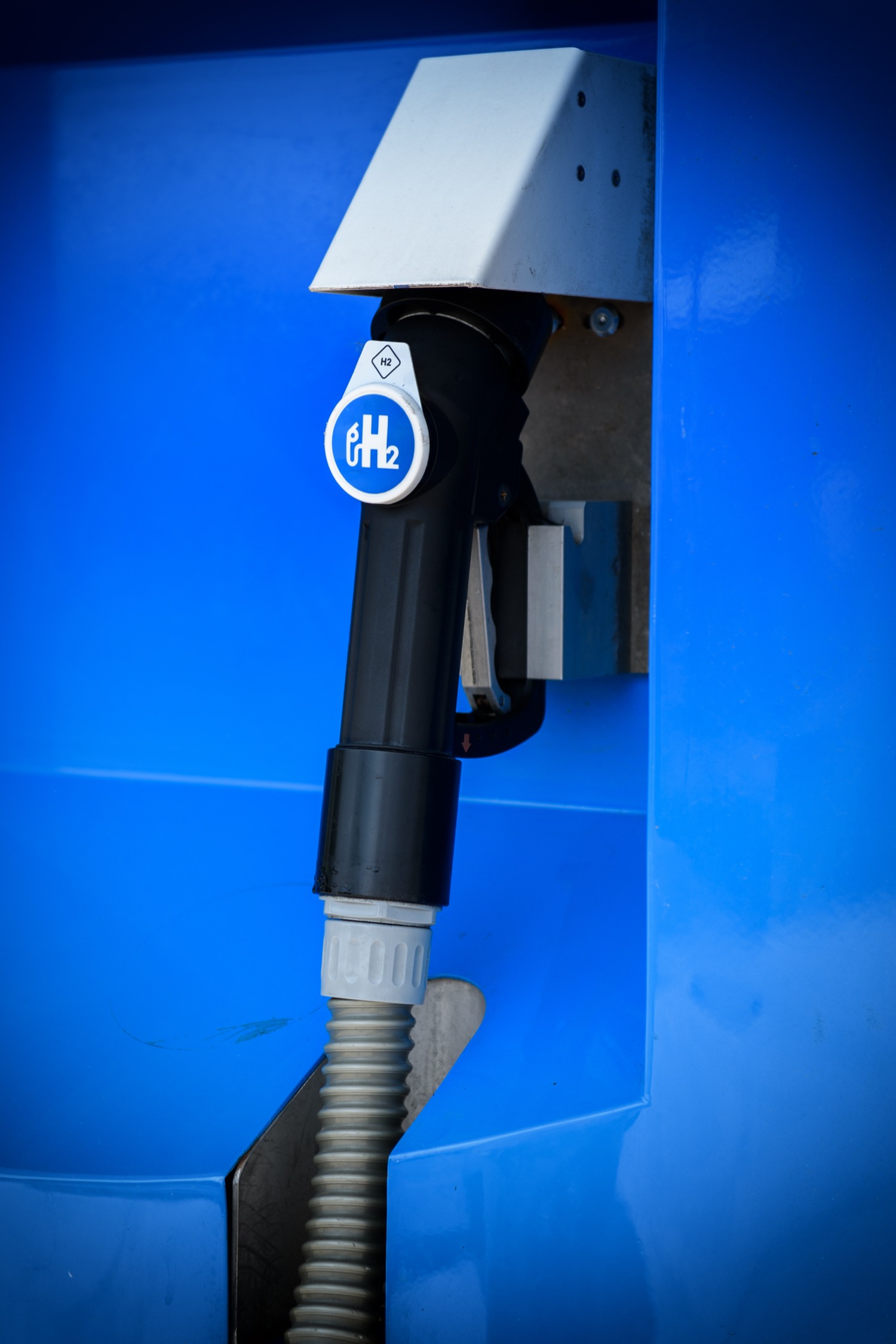 A hydrogen fuelling station, with a pump and signage for hydrogen fuel for vehicles.