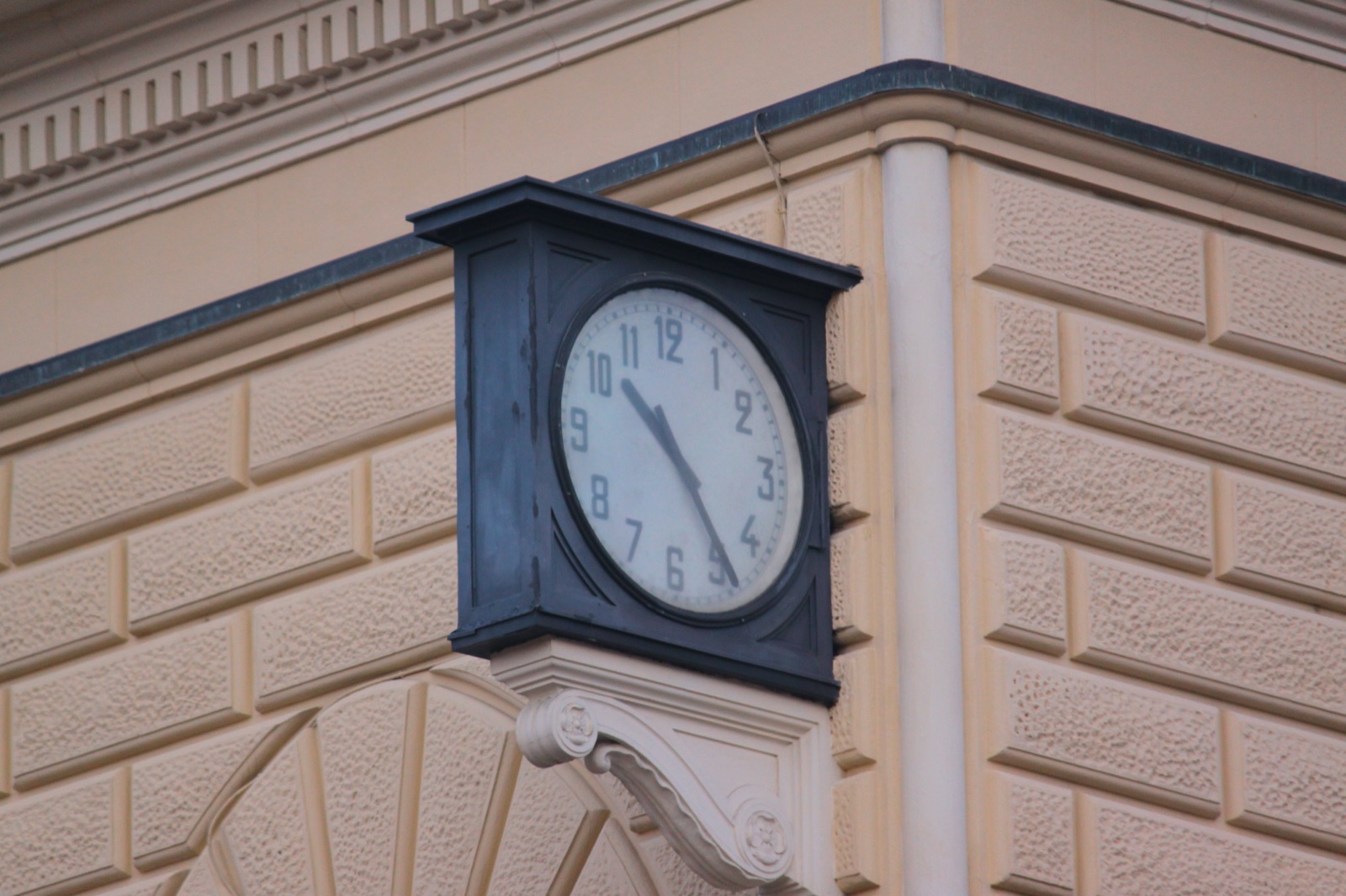The clock at Bologna Centrale railway station, frozen at 10:25.