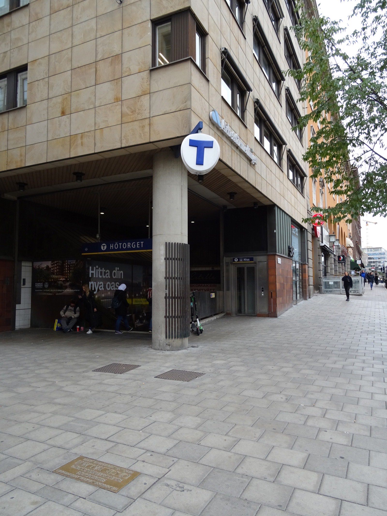 The corner of Sveavägen and Tunnelgatan in Stockholm, photographed in daylight in 2008. The intersection where Olof Palme was shot on February 28, 1986.