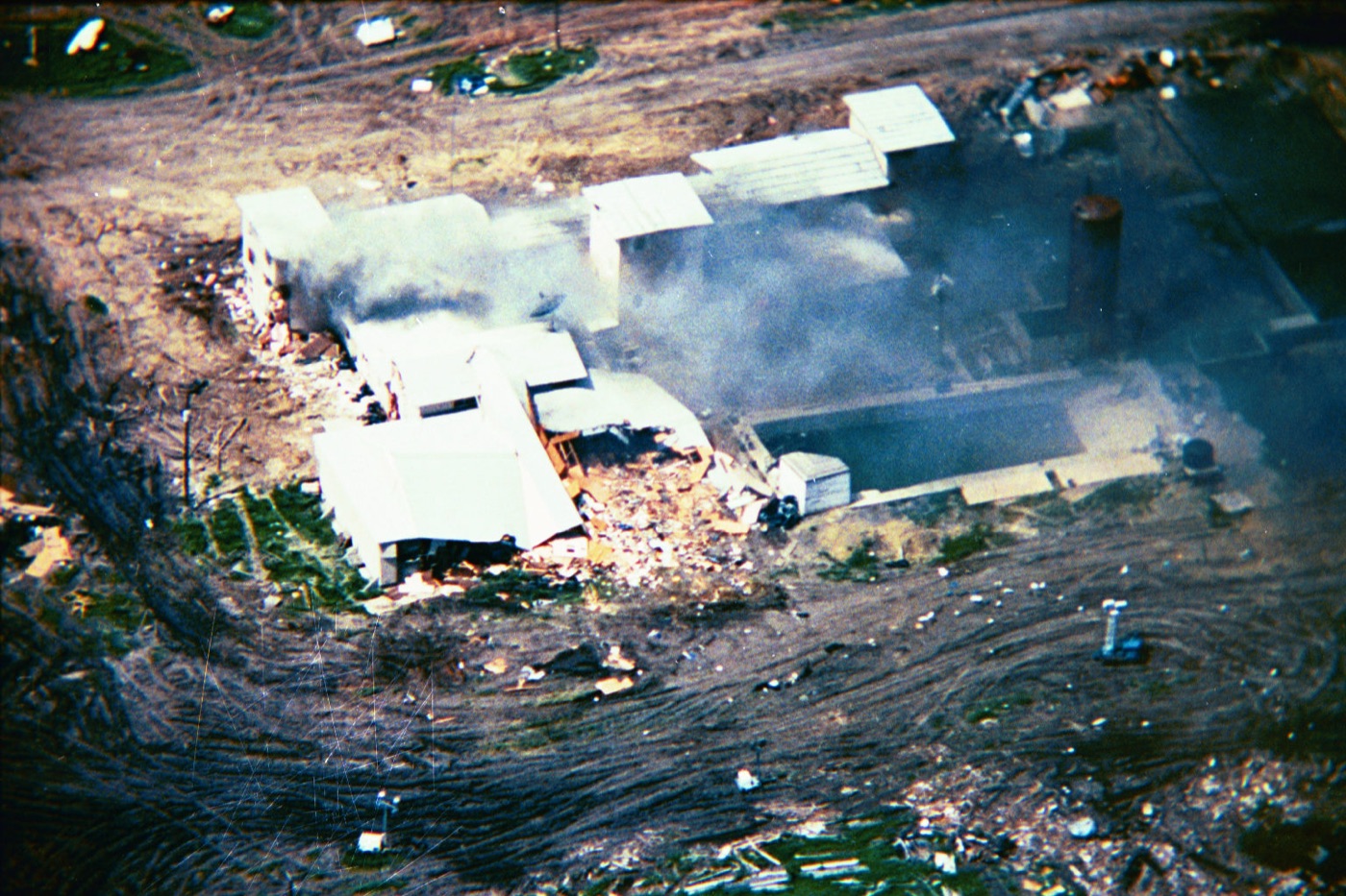 The Mount Carmel Center engulfed in flames on 19 April 1993.